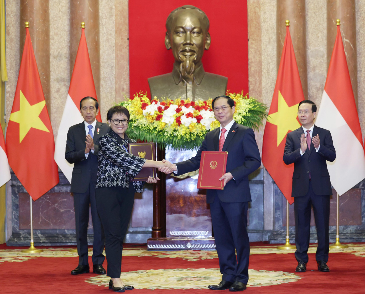 Hai nhà lãnh đạo chứng kiến lễ trao đổi Bản ghi nhớ về Hợp tác công nghệ thông tin-truyền thông. (Ảnh: Như Ý)