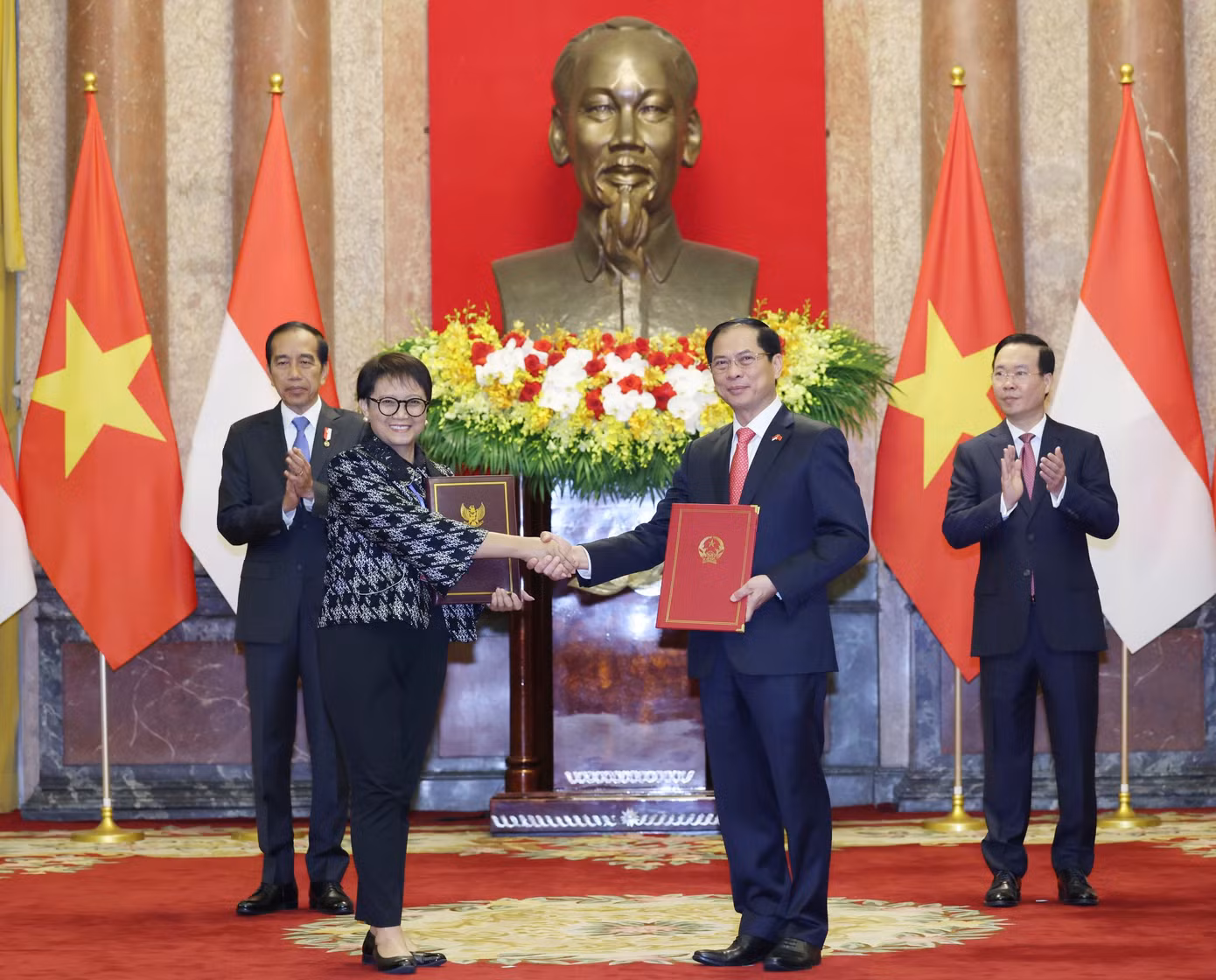 Hai nhà lãnh đạo chứng kiến lễ trao đổi Bản ghi nhớ về Hợp tác công nghệ thông tin-truyền thông. (Ảnh: Như Ý)