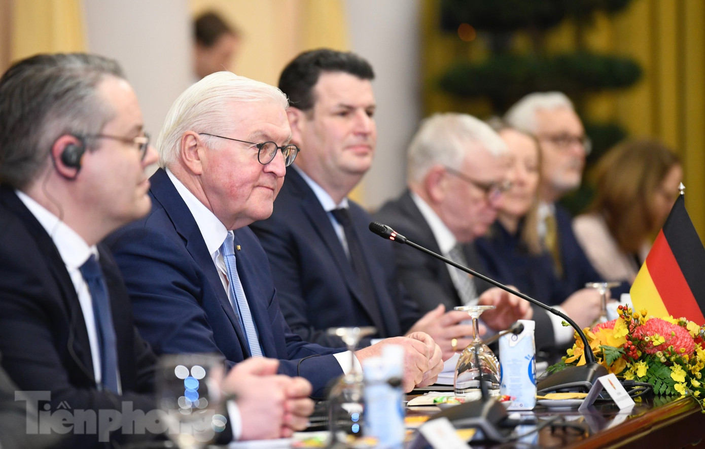 Tổng thống Đức Frank-Walter Steinmeier và các quan chức cấp cao Đức tại cuộc hội đàm. (Ảnh: Như Ý) Tổng thống Đức Frank-Walter Steinmeier và các quan chức cấp cao Đức tại cuộc hội đàm. (Ảnh: Như Ý)
