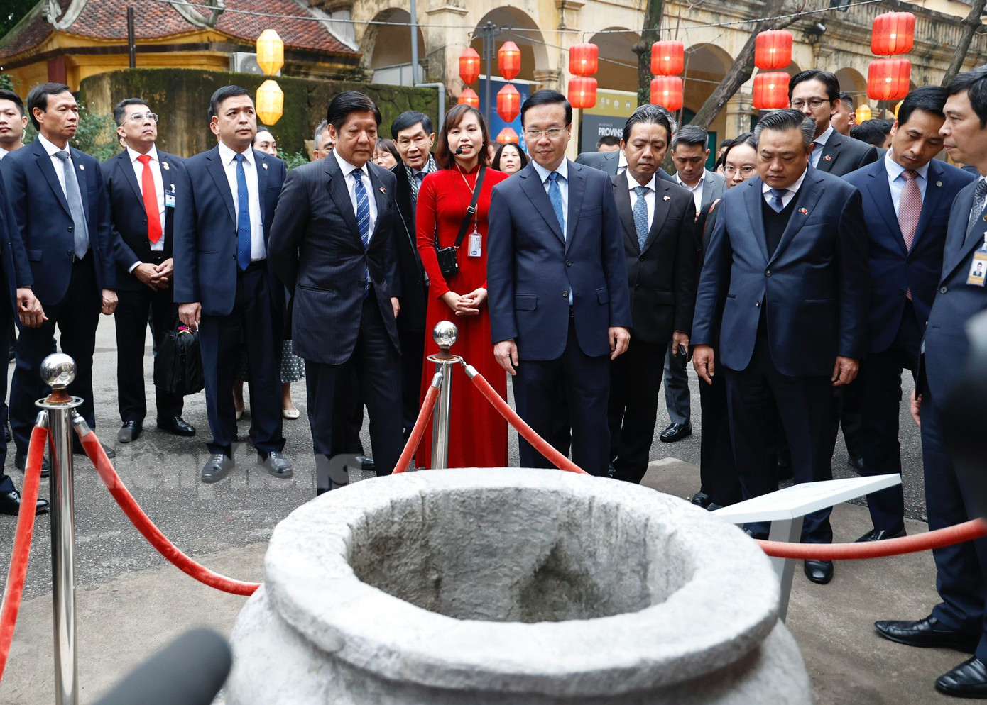 Hai nhà lãnh đạo được nghe giới thiệu về các di tích trong Hoàng thành Thăng Long. (Ảnh: Như Ý)