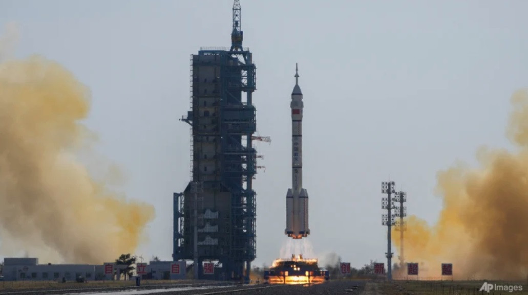 Tên lửa Trường Chinh đưa nhóm phi hành gia trên tàu vũ trụ Thần Châu-17 lên quỹ đạo từ Trung tâm phóng vệ tinh Tửu Tuyền, ngày 26/10/2023. (Ảnh: AP)