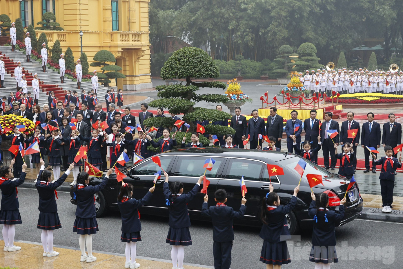 Xe đưa Tổng thống Philippines Ferdinand Marcos Jr vào Phủ Chủ tịch. (Ảnh: Như Ý)