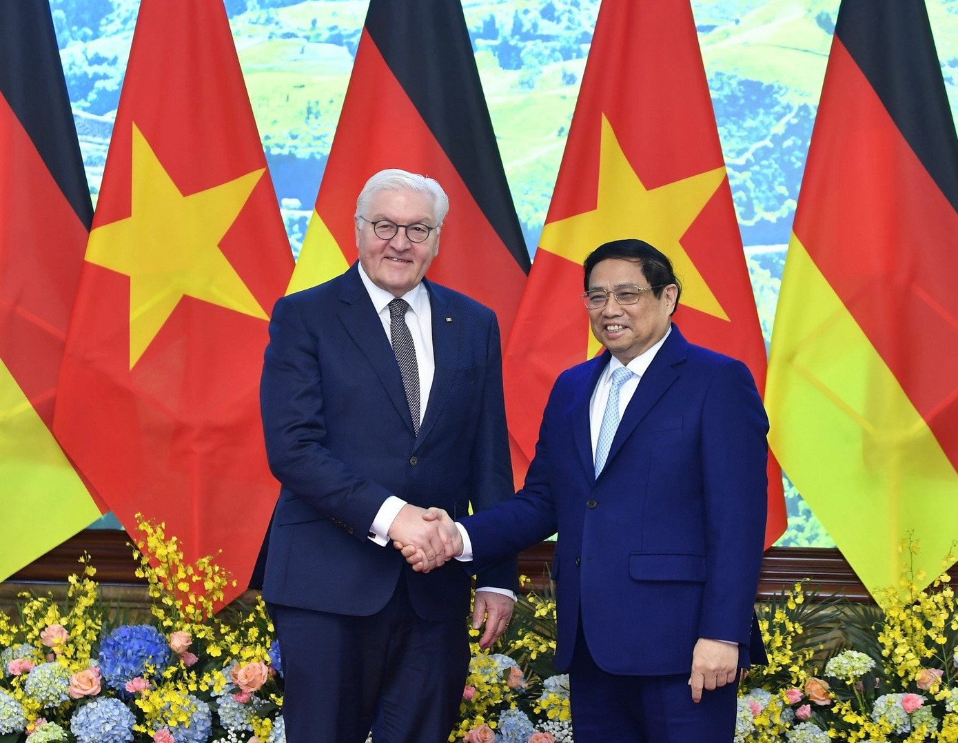 Thủ tướng Phạm Minh Chính vui mừng chào đón Tổng thống Frank-Walter Steinmeier. (Ảnh: Như Ý)
