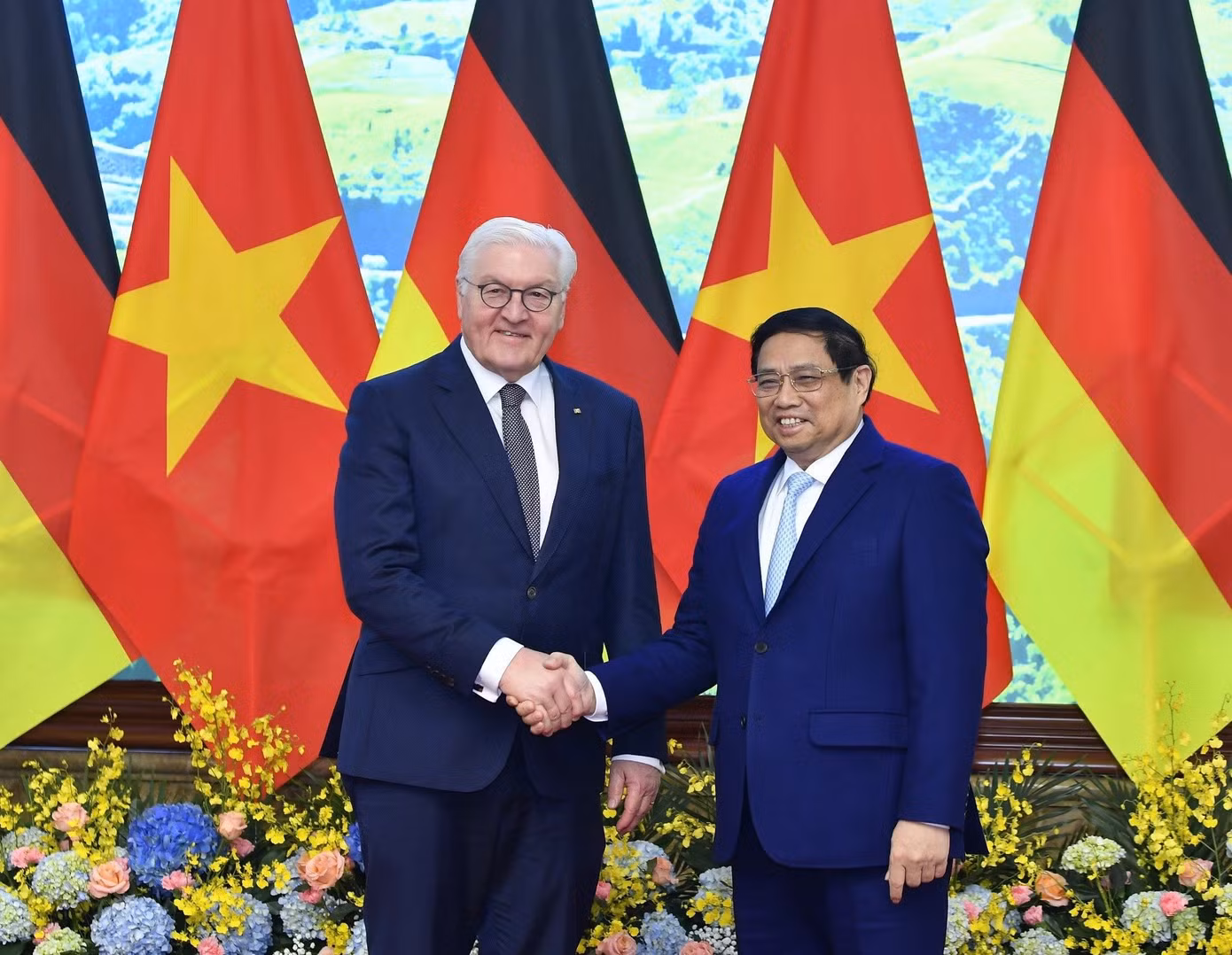Thủ tướng Phạm Minh Chính vui mừng chào đón Tổng thống Frank-Walter Steinmeier. (Ảnh: Như Ý) Thủ tướng Phạm Minh Chính vui mừng chào đón Tổng thống Frank-Walter Steinmeier. (Ảnh: Như Ý)