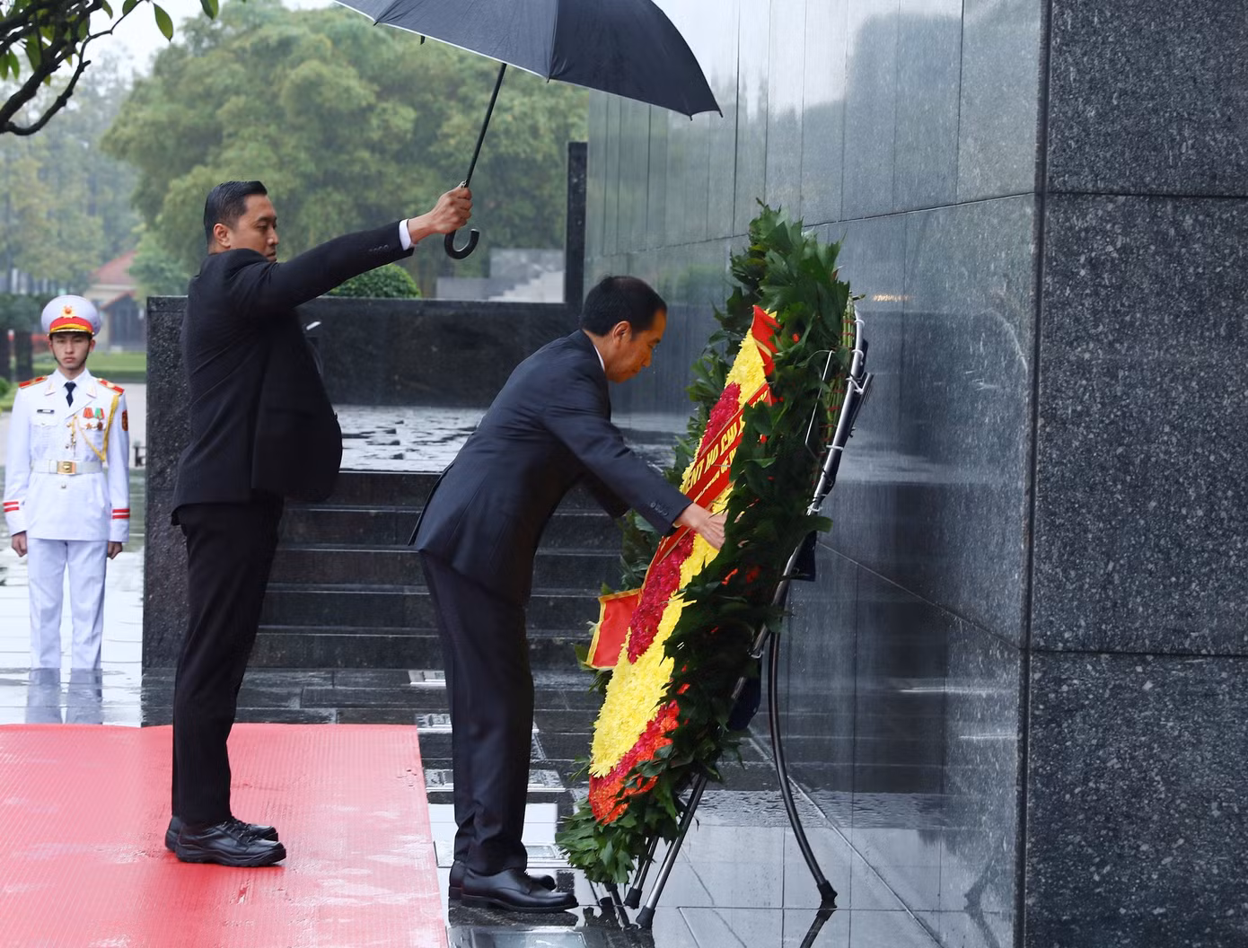 Tổng thống Indonesia Joko Widodo đặt vòng hoa viếng Chủ tịch Hồ Chí Minh. (Ảnh: Như Ý)