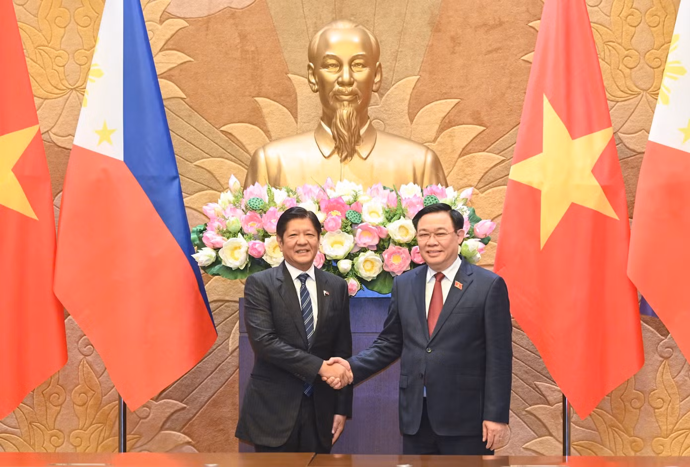 Tổng thống Philippines Ferdinand Marcos Jr và Chủ tịch Quốc hội Vương Đình Huệ trong cuộc gặp ngày 30/1. (Ảnh: Nhật Minh)