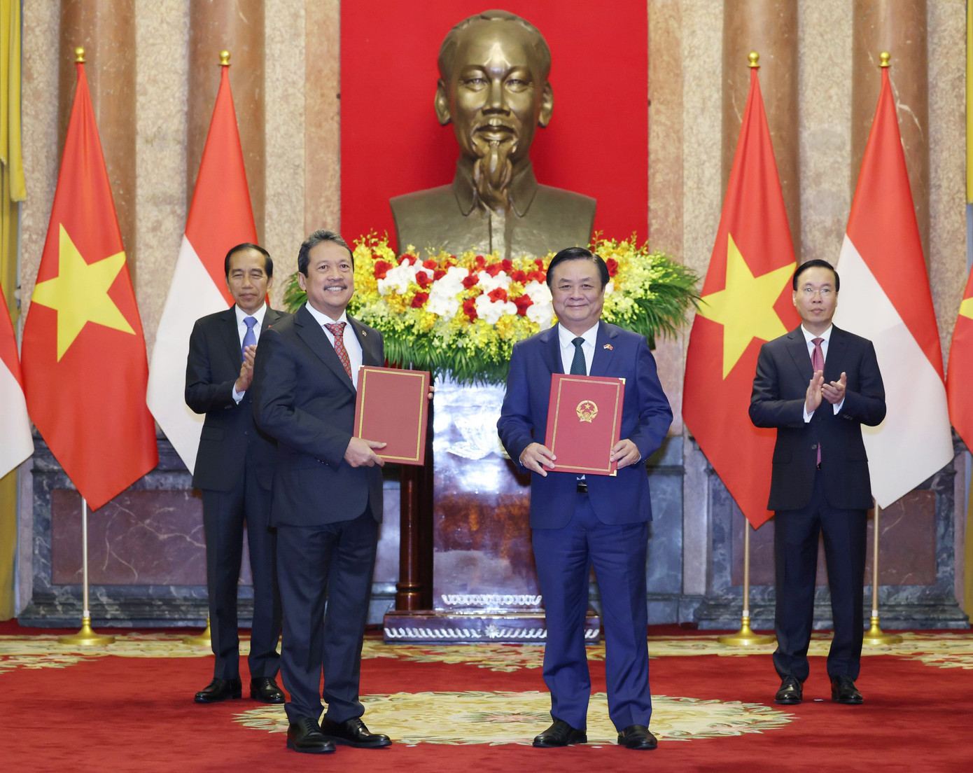 Hai nhà lãnh đạo chứng kiến lễ trao đổi Bản ghi nhớ về Hợp tác nghề cá. (Ảnh: Như Ý)