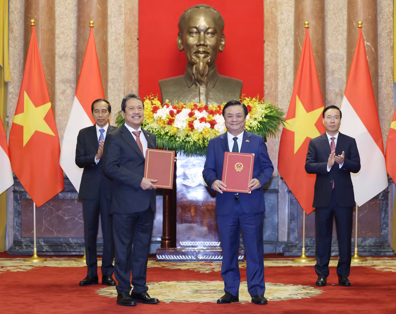 Hai nhà lãnh đạo chứng kiến lễ trao đổi Bản ghi nhớ về Hợp tác nghề cá. (Ảnh: Như Ý)