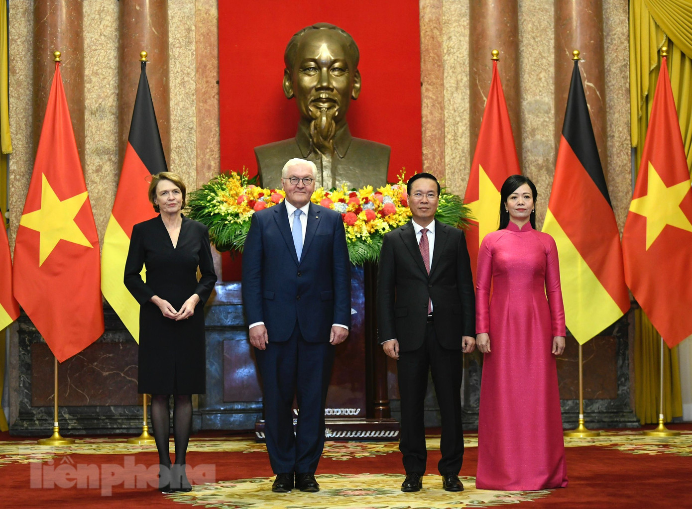 Chủ tịch nước Võ Văn Thưởng và Phu nhân đón Tổng thống Đức Frank-Walter Steinmeier và Phu nhân. (Ảnh: Như Ý) Chủ tịch nước Võ Văn Thưởng và Phu nhân đón Tổng thống Đức Frank-Walter Steinmeier và Phu nhân. (Ảnh: Như Ý)