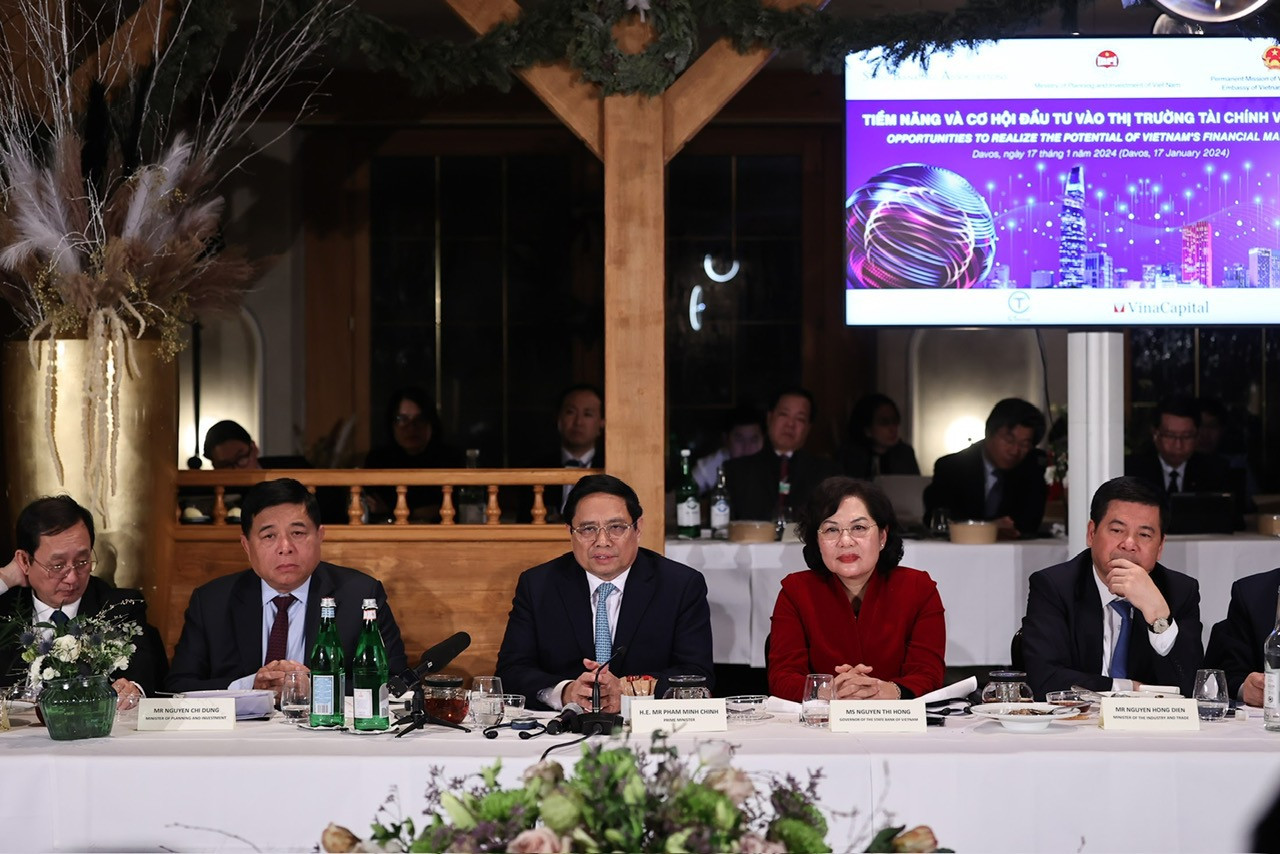 Thủ tướng và các quan chức cấp cao Việt Nam lắng nghe các ý kiến. Ảnh: Đoàn Bắc