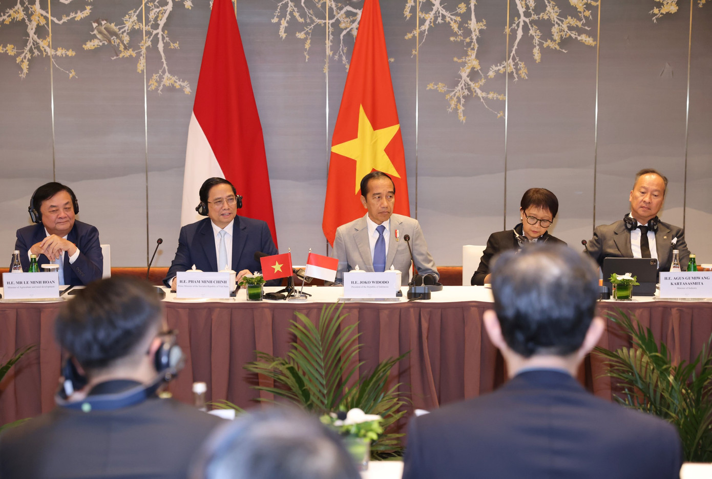 Thủ tướng Phạm Minh Chính và Tổng thống Indonesia Joko Widodo và các quan chức cấp cao hai nước tại cuộc đối thoại. (Ảnh: Như Ý)