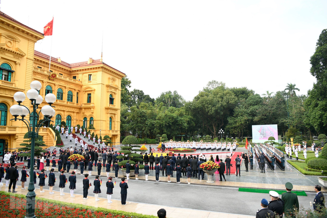 Toàn cảnh lễ đón Tổng thống Đức Frank-Walter Steinmeier. (Ảnh: Như Ý) Toàn cảnh lễ đón Tổng thống Đức Frank-Walter Steinmeier. (Ảnh: Như Ý)