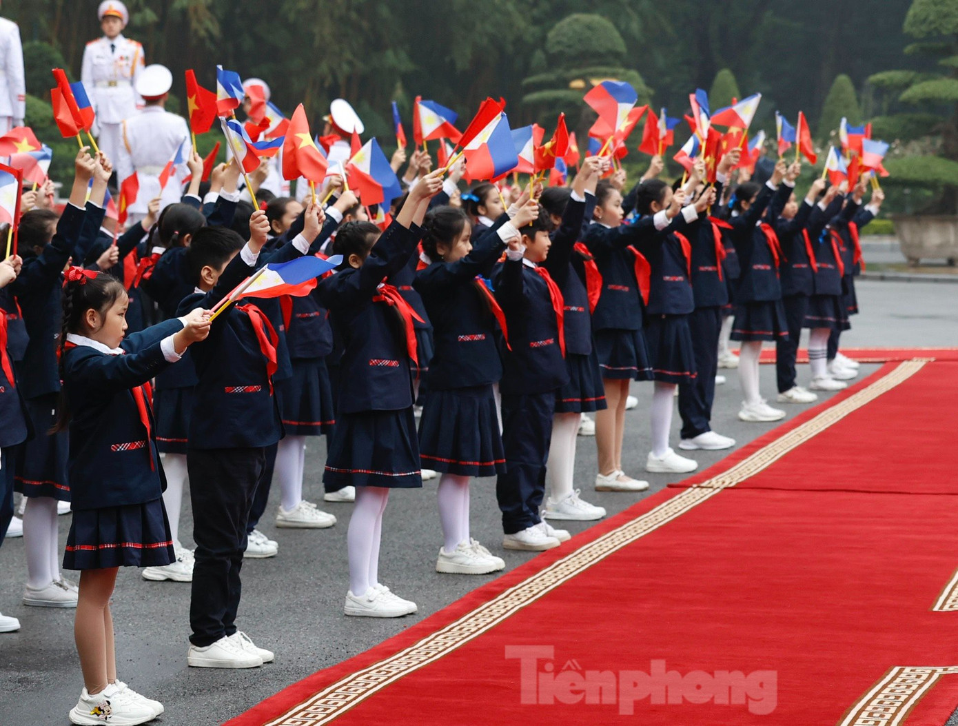 Các em thiếu nhi Hà Nội chào đón Tổng thống Philippines thăm Việt Nam. (Ảnh: Như Ý)