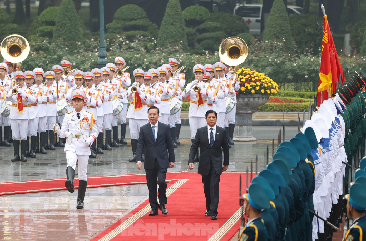Chủ tịch nước Võ Văn Thưởng và Tổng thống Philippines Ferdinand Marcos Jr duyệt đội danh dự. (Ảnh: Như Ý)