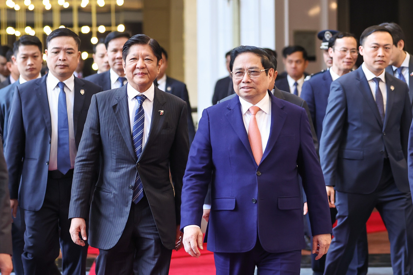 Thủ tướng Phạm Minh Chính và Tổng thống Philippines Ferdinand Marcos Jr đến sự kiện gặp gỡ doanh nghiệp hai nước tại Hà Nội ngày 30/1. (Ảnh: Nhật Minh)