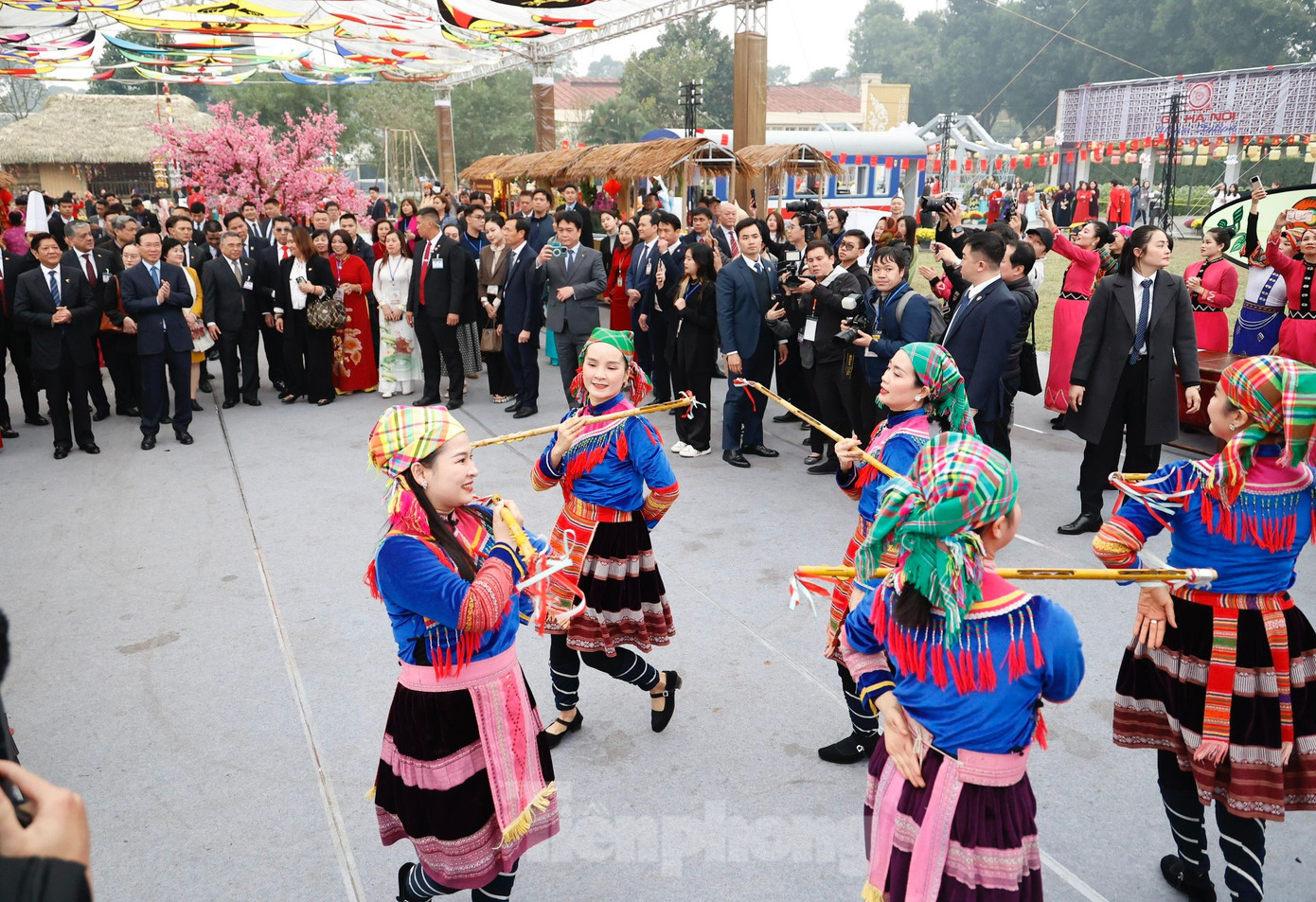 Hai nhà lãnh đạo xem biểu diễn tiết mục văn hóa dân tộc trong không gian văn hóa Tết cổ truyền dân tộc. (Ảnh: Như Ý)