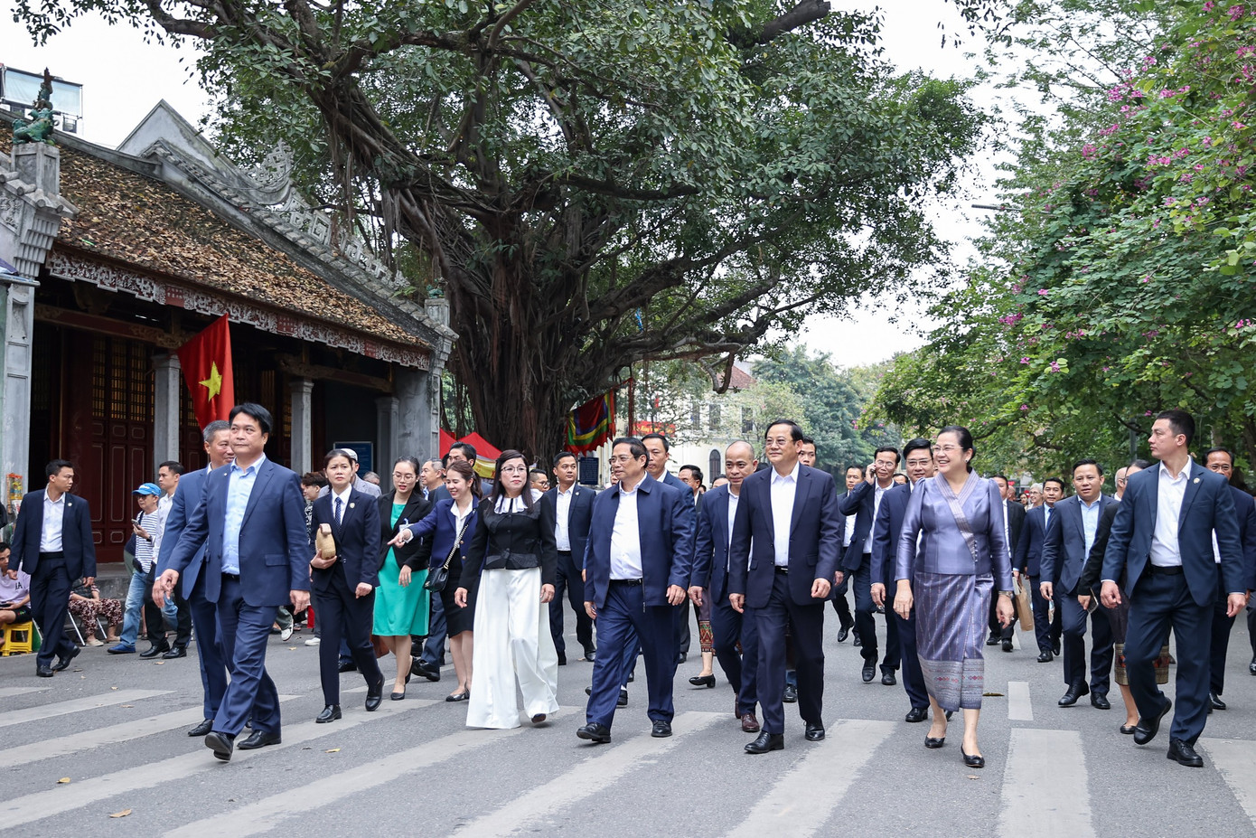 Thủ tướng Phạm Minh Chính và Phu nhân cùng Thủ tướng CHDCND Lào Sonexay Siphandone và Phu nhân tham quan không gian văn hoá, lịch sử ở trung tâm thủ đô Hà Nội. (Ảnh: Đoàn Bắc)