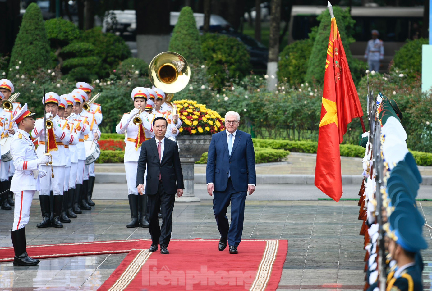 Chủ tịch nước Võ Văn Thưởng và Tổng thống Đức Frank-Walter Steinmeier duyệt đội danh dự. (Ảnh: Như Ý) Chủ tịch nước Võ Văn Thưởng và Tổng thống Đức Frank-Walter Steinmeier duyệt đội danh dự. (Ảnh: Như Ý)