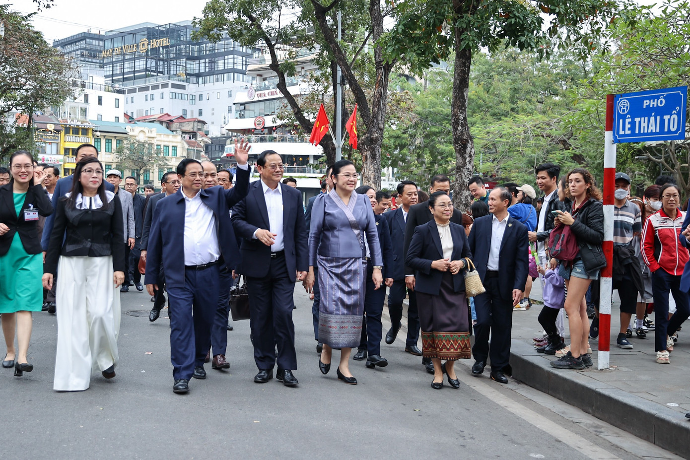 Thủ tướng Phạm Minh Chính và Phu nhân cùng Thủ tướng CHDCND Lào Sonexay Siphandone và Phu nhân hoà vào dòng người đi bộ ở khu vực xung quanh hồ Hoàn Kiếm. (Ảnh: Đoàn Bắc)