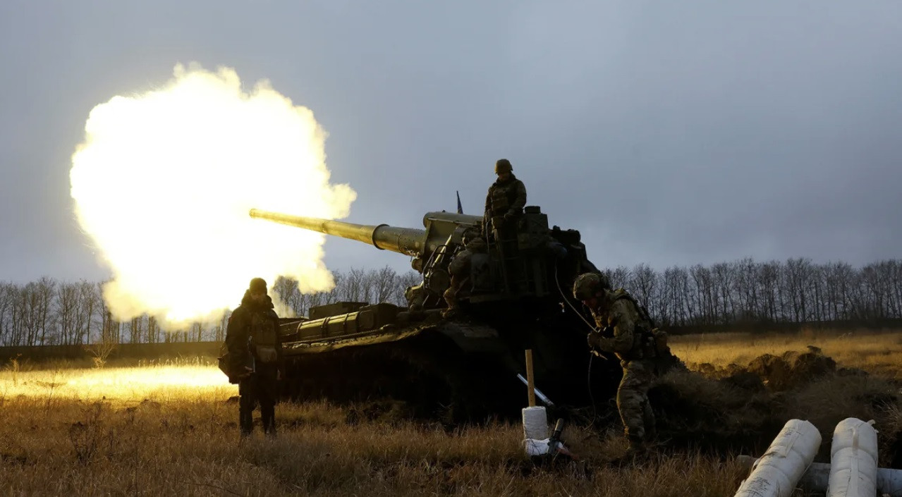 Lính Ukraine bắn pháo ở chiến trường Bakhmut. (Ảnh: Reuters)