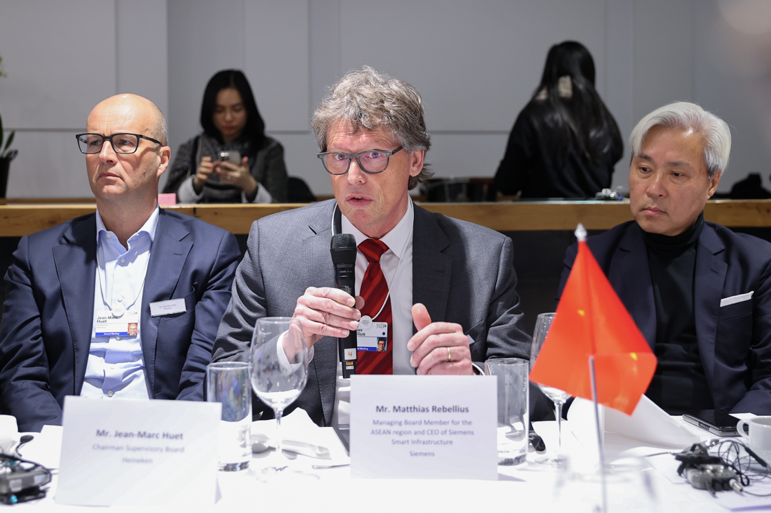 Lãnh đạo các tập đoàn đối thoại với Thủ tướng. Ảnh: Đoàn Bắc Lãnh đạo các tập đoàn đối thoại với Thủ tướng. Ảnh: Đoàn Bắc