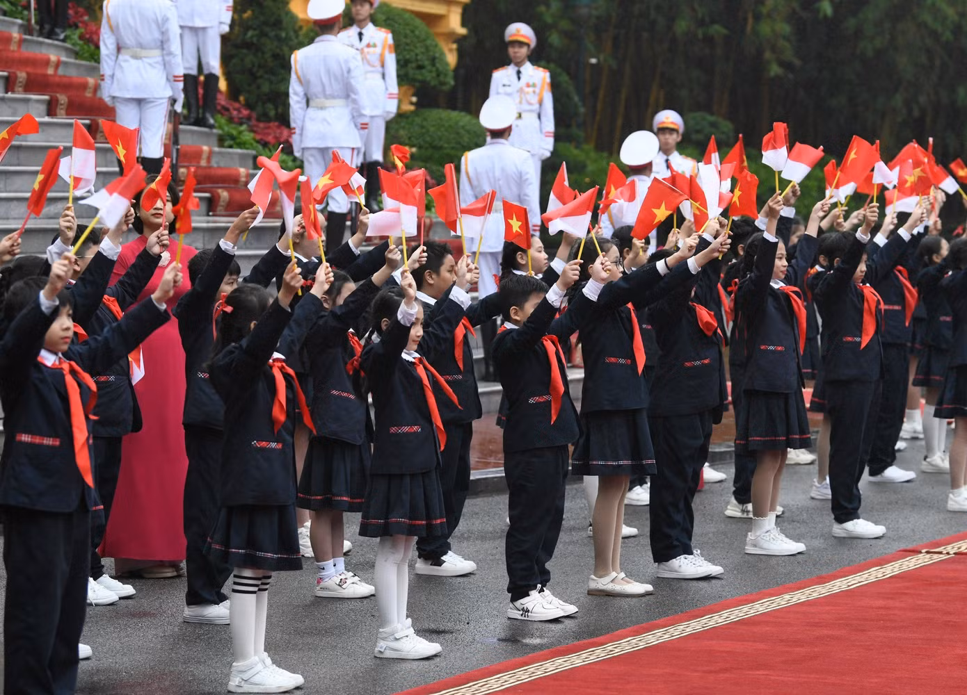 Các em thiếu nhi Hà Nội chào mừng Tổng thống Indonesia Joko Widodo. (Ảnh: Như Ý)