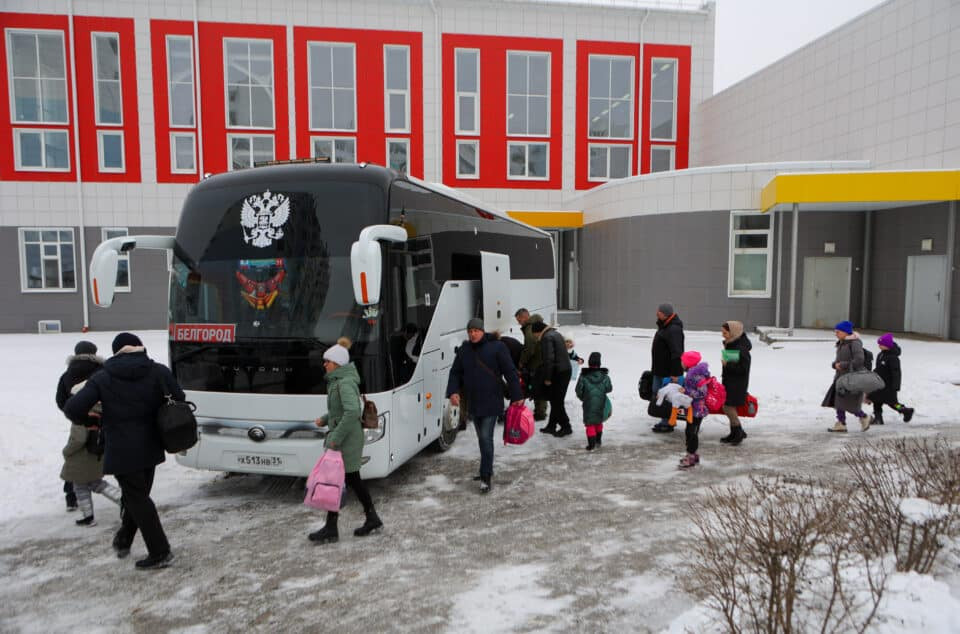 Trẻ em được chuyển đến một trung tâm văn hóa ở vùng Voronezh sau đợt tấn công của Ukraine ngày 10/1. (Ảnh: Reuters) Trẻ em được chuyển đến một trung tâm văn hóa ở vùng Voronezh sau đợt tấn công của Ukraine ngày 10/1. (Ảnh: Reuters)