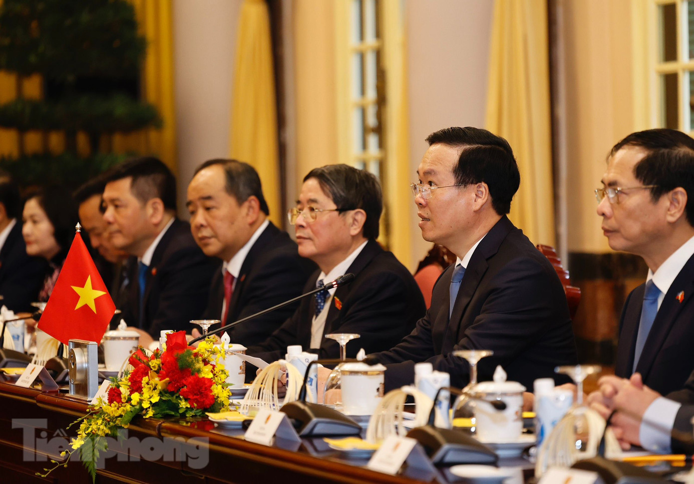Chủ tịch nước Võ Văn Thưởng và các quan chức cấp cao Việt Nam tại cuộc hội đàm. (Ảnh: Như Ý)