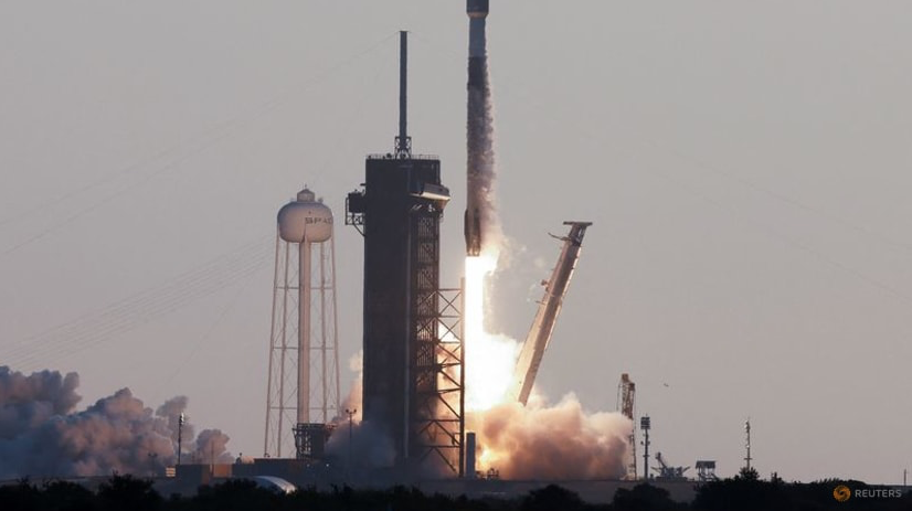 Tên lửa Falcon - 9 của SpaceX mang theo 53 vệ tinh internet Starlink bay lên từ Sân bay Vũ trụ Kennedy ở Cape Canaveral, Florida, Mỹ, ngày 18/5/2022. (Ảnh: Reuters) Tên lửa Falcon - 9 của SpaceX mang theo 53 vệ tinh internet Starlink bay lên từ Sân bay Vũ trụ Kennedy ở Cape Canaveral, Florida, Mỹ, ngày 18/5/2022. (Ảnh: Reuters)