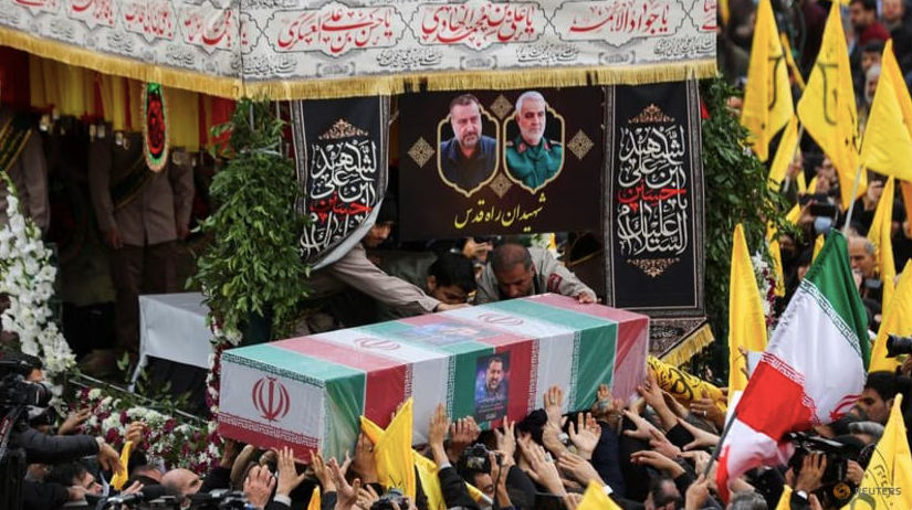 Lễ tang cố vấn cấp cao Vệ binh Cách mạng Iran Sayyed Razi Mousavi, người đã thiệt mạng trong cuộc không kích được cho là do Israel thực hiện vào khu vực gần thủ đô Damascus của Syria ngày 28/12/2023. (Ảnh: Reuters)