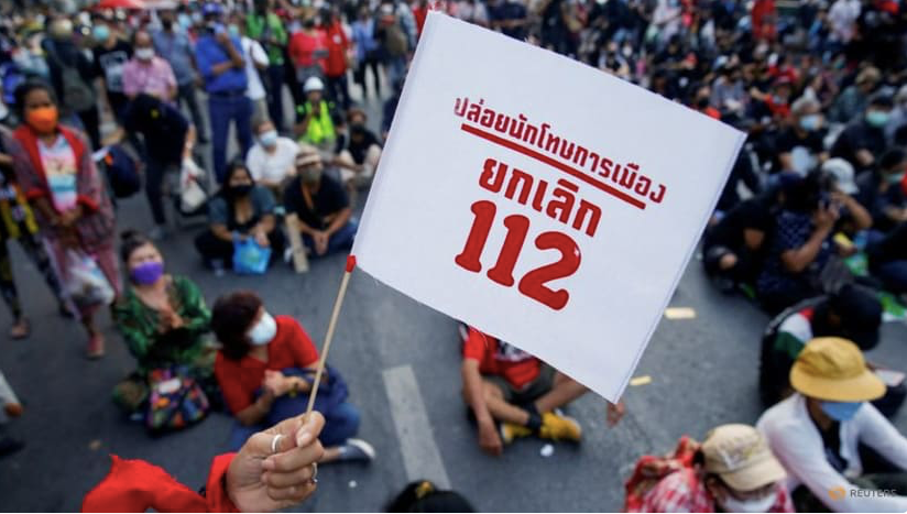 Một khẩu hiệu của người biểu tình Thái Lan đòi thả tù nhân chính trị và huỷ bỏ Điều 112. (Ảnh: Reuters) Một khẩu hiệu của người biểu tình Thái Lan đòi thả tù nhân chính trị và huỷ bỏ Điều 112. (Ảnh: Reuters)