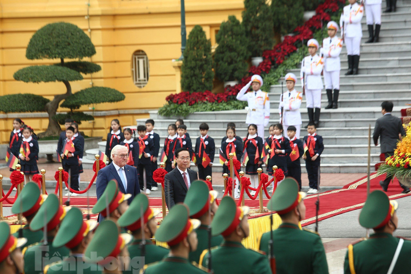 Chủ tịch nước Võ Văn Thưởng và Tổng thống Đức Frank-Walter Steinmeier duyệt đội danh dự. (Ảnh: Như Ý) Chủ tịch nước Võ Văn Thưởng và Tổng thống Đức Frank-Walter Steinmeier duyệt đội danh dự. (Ảnh: Như Ý)