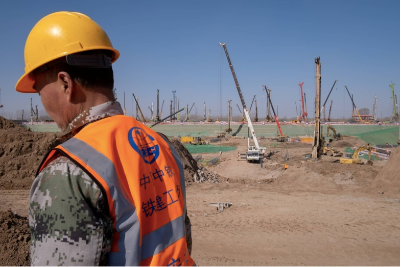 Một công nhân làm việc tại công trường xây dựng ga Hùng An nối thủ đô Bắc Kinh với tỉnh Hà Bắc, tháng 3/2019. (Ảnh: Reuters) Một công nhân làm việc tại công trường xây dựng ga Hùng An nối thủ đô Bắc Kinh với tỉnh Hà Bắc, tháng 3/2019. (Ảnh: Reuters)