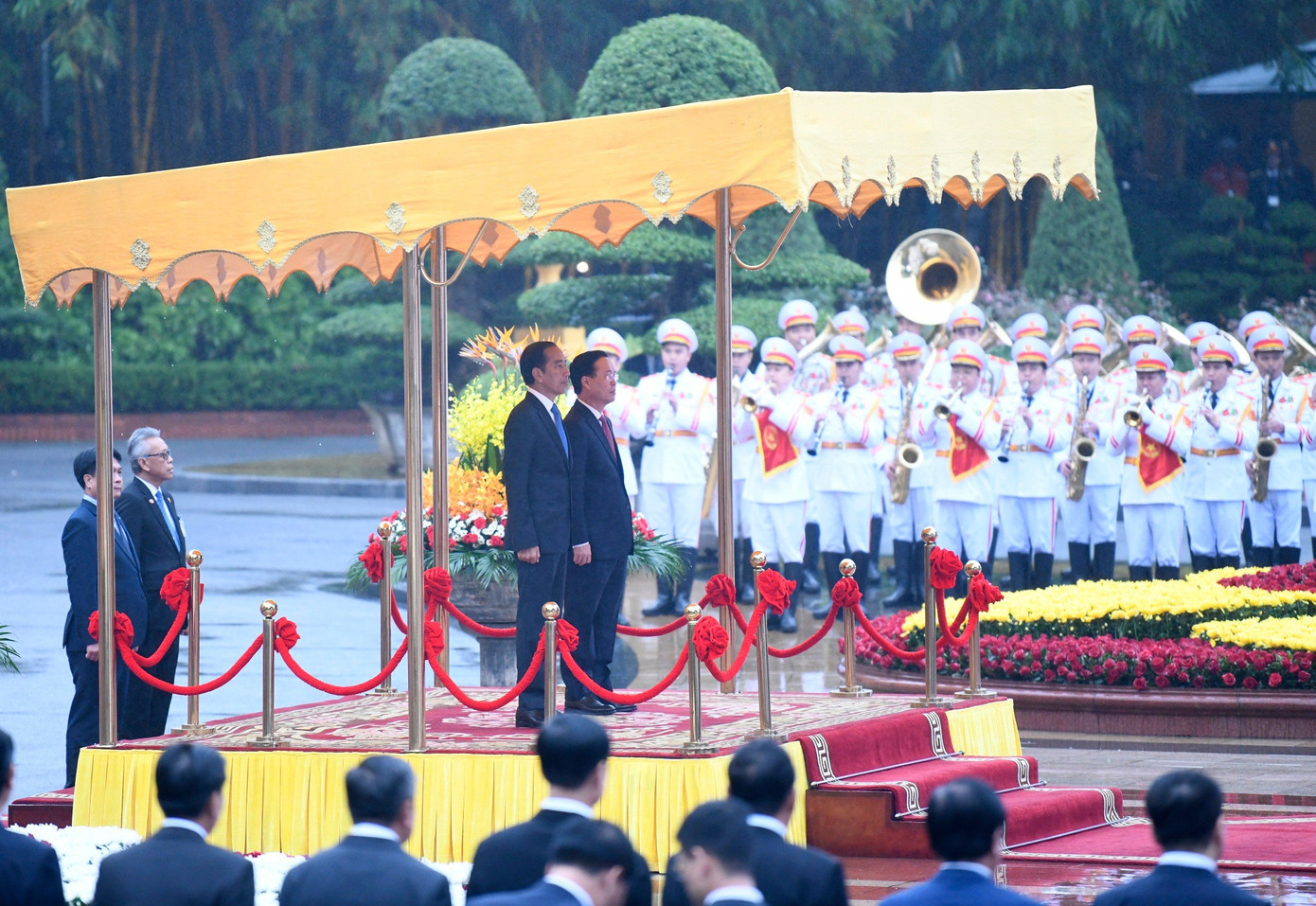 Chủ tịch nước Võ Văn Thưởng và Tổng thống Joko Widodo tại lễ đón theo nghi thức cấp Nhà nước. (Ảnh: Như Ý)