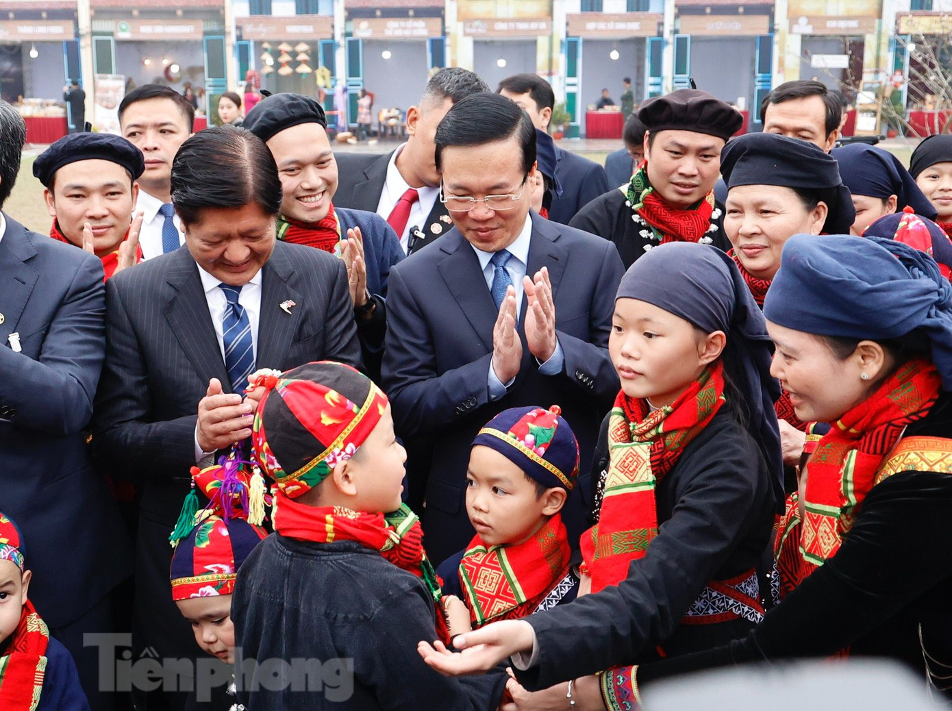 Các em bé trong trang phục dân tộc tham gia hoạt động tại Hoàng thành Thăng Long. (Ảnh: Như Ý)