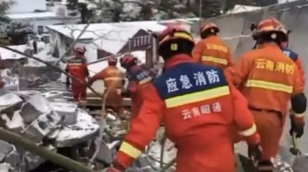 Ảnh cắt từ video cho thấy lực lượng cứu hộ đang tiếp cận hiện trường. (Nguồn: Xinhua)