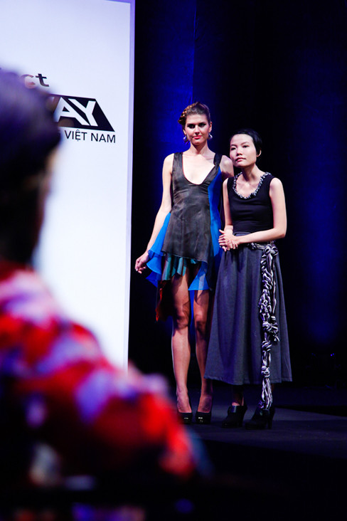 Diễm My bên mẫu thiết kế của mình trong tập 4