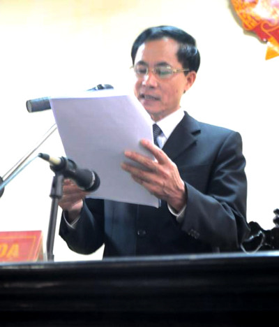 Từ sáng sớm rất đông các chiến sỹ công an, lực lượng bảo vệ có mặt để chuẩn bị an minh cho phiên tòa. Các phóng viên đã tới tòa từ rất sớm để chuẩn bị tác nghiệp, đưa tin. Luật sư Huỳnh - người bảo vệ lợi ích cho gia đình bị hại. Trong khi gia đình bị hại phẫn nộ, đau đớn... ... thì người nhà bị cáo Luyện lo lắng "ẩn" vào chỗ khuất. Ba bị cáo được áp tải tới tòa án và được hộ tống bởi khoảng gấn 300 chiến sĩ cảnh sát. Bị cáo Lê Văn Mến (bố của Lê Văn Luyện) bước vào tòa Khi thấy Lê Văn Luyện, người nhà cháu Bích đã xô tới kêu khóc, la ó đòi công bằng khiến lực lượng công an buộc phải áp tải cả ba bị cáo ra phòng Kiểm sát viên để bảo vệ. Lê Văn Luyện mặc quần bò áo sơ mi, khuôn mặt trắng trẻo gầy hơn lần xét xử sơ thẩm ngồi lặng thinh đợi phiên tòa bắt đầu. Lê Văn Luyện quay sang nhìn bố không nói được câu nào. Lê Văn Luyện lí nhí khai nhận toàn bộ quá trình gây án giết người, cướp vàng tại tiệm vàng Ngọc Bích Bị cáo Lê Văn Miên cho rằng vì quá thương con và hiểu biết pháp luật "nông cạn" nên mới bao che tội cho con mình. Tòan cảnh phiên tòa. Phiên tòa buổi sáng kết thúc, thấy gia đình bị hại quá bức xúc, rất nhiều cảnh sát vây quanh các bị cáo nhằm tránh xảy ra xô xát. Các bị cáo được áp tải lên xe trở về nơi giam giữ chuẩn bị cho phiên xử buổi chiều. Các bị cáo được tháo còng sau khi được dẫn giải tới phiên tòa Các bị cáo ngồi lặng lẽ trong vồng vây của lựng lượng bảo vệ trong khi gia đình người bị hại la ó. Lê Văn Luyện ngáp ngắn ngáp dài không cần lấy tay che... Và nắm chặt đôi tay đã cướp đi ba mạng người khi nghe gia đình bị hại và các luật sư tranh luận. Ông Trịnh Văn Tín - ông nội cháu Bích nêu những nghi vấn chưa sáng tỏ trong vụ án. Lê Văn Luyện lí nhí khi được nói lời cuối: "Bị cáo xin lỗi toàn xã hội và xin lỗi gia đình nạn nhân. Bị cáo mong được tòa giảm án cho mình và người thân” Các bị cáo cúi đầu nghe tòa tuyên án. Từ sáng sớm rất đông các chiến sỹ công an, lực lượng bảo vệ có mặt để chuẩn bị an minh cho phiên tòa. Các phóng viên đã tới tòa từ rất sớm để chuẩn bị tác nghiệp, đưa tin. Luật sư Huỳnh - người bảo vệ lợi ích cho gia đình bị hại. Trong khi gia đình bị hại phẫn nộ, đau đớn... ... thì người nhà bị cáo Luyện lo lắng "ẩn" vào chỗ khuất. Ba bị cáo được áp tải tới tòa án và được hộ tống bởi khoảng gấn 300 chiến sĩ cảnh sát. Bị cáo Lê Văn Mến (bố của Lê Văn Luyện) bước vào tòa Khi thấy Lê Văn Luyện, người nhà cháu Bích đã xô tới kêu khóc, la ó đòi công bằng khiến lực lượng công an buộc phải áp tải cả ba bị cáo ra phòng Kiểm sát viên để bảo vệ. Lê Văn Luyện mặc quần bò áo sơ mi, khuôn mặt trắng trẻo gầy hơn lần xét xử sơ thẩm ngồi lặng thinh đợi phiên tòa bắt đầu. Lê Văn Luyện quay sang nhìn bố không nói được câu nào. Lê Văn Luyện lí nhí khai nhận toàn bộ quá trình gây án giết người, cướp vàng tại tiệm vàng Ngọc Bích Bị cáo Lê Văn Miên cho rằng vì quá thương con và hiểu biết pháp luật "nông cạn" nên mới bao che tội cho con mình. Tòan cảnh phiên tòa. Phiên tòa buổi sáng kết thúc, thấy gia đình bị hại quá bức xúc, rất nhiều cảnh sát vây quanh các bị cáo nhằm tránh xảy ra xô xát. Các bị cáo được áp tải lên xe trở về nơi giam giữ chuẩn bị cho phiên xử buổi chiều. Các bị cáo được tháo còng sau khi được dẫn giải tới phiên tòa Các bị cáo ngồi lặng lẽ trong vồng vây của lựng lượng bảo vệ trong khi gia đình người bị hại la ó. Lê Văn Luyện ngáp ngắn ngáp dài không cần lấy tay che... Và nắm chặt đôi tay đã cướp đi ba mạng người khi nghe gia đình bị hại và các luật sư tranh luận. Ông Trịnh Văn Tín - ông nội cháu Bích nêu những nghi vấn chưa sáng tỏ trong vụ án. Lê Văn Luyện lí nhí khi được nói lời cuối: "Bị cáo xin lỗi toàn xã hội và xin lỗi gia đình nạn nhân. Bị cáo mong được tòa giảm án cho mình và người thân” Các bị cáo cúi đầu nghe tòa tuyên án.