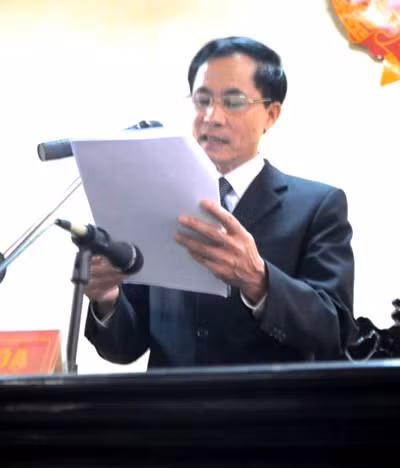 Từ sáng sớm rất đông các chiến sỹ công an, lực lượng bảo vệ có mặt để chuẩn bị an minh cho phiên tòa. Các phóng viên đã tới tòa từ rất sớm để chuẩn bị tác nghiệp, đưa tin. Luật sư Huỳnh - người bảo vệ lợi ích cho gia đình bị hại. Trong khi gia đình bị hại phẫn nộ, đau đớn... ... thì người nhà bị cáo Luyện lo lắng "ẩn" vào chỗ khuất. Ba bị cáo được áp tải tới tòa án và được hộ tống bởi khoảng gấn 300 chiến sĩ cảnh sát. Bị cáo Lê Văn Mến (bố của Lê Văn Luyện) bước vào tòa Khi thấy Lê Văn Luyện, người nhà cháu Bích đã xô tới kêu khóc, la ó đòi công bằng khiến lực lượng công an buộc phải áp tải cả ba bị cáo ra phòng Kiểm sát viên để bảo vệ. Lê Văn Luyện mặc quần bò áo sơ mi, khuôn mặt trắng trẻo gầy hơn lần xét xử sơ thẩm ngồi lặng thinh đợi phiên tòa bắt đầu. Lê Văn Luyện quay sang nhìn bố không nói được câu nào. Lê Văn Luyện lí nhí khai nhận toàn bộ quá trình gây án giết người, cướp vàng tại tiệm vàng Ngọc Bích Bị cáo Lê Văn Miên cho rằng vì quá thương con và hiểu biết pháp luật "nông cạn" nên mới bao che tội cho con mình. Tòan cảnh phiên tòa. Phiên tòa buổi sáng kết thúc, thấy gia đình bị hại quá bức xúc, rất nhiều cảnh sát vây quanh các bị cáo nhằm tránh xảy ra xô xát. Các bị cáo được áp tải lên xe trở về nơi giam giữ chuẩn bị cho phiên xử buổi chiều. Các bị cáo được tháo còng sau khi được dẫn giải tới phiên tòa Các bị cáo ngồi lặng lẽ trong vồng vây của lựng lượng bảo vệ trong khi gia đình người bị hại la ó. Lê Văn Luyện ngáp ngắn ngáp dài không cần lấy tay che... Và nắm chặt đôi tay đã cướp đi ba mạng người khi nghe gia đình bị hại và các luật sư tranh luận. Ông Trịnh Văn Tín - ông nội cháu Bích nêu những nghi vấn chưa sáng tỏ trong vụ án. Lê Văn Luyện lí nhí khi được nói lời cuối: "Bị cáo xin lỗi toàn xã hội và xin lỗi gia đình nạn nhân. Bị cáo mong được tòa giảm án cho mình và người thân” Các bị cáo cúi đầu nghe tòa tuyên án.