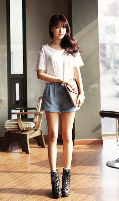 Trong tủ đồ nhà bạn hẳn không thể thiếu quần shorts. Với chức năng mang lại sự thoải mái, năng động cũng như giúp bạn gái “khoe” đôi chân thon cuốn hút, quần shorts lúc nào cũng được xếp vào list những món đồ cô nàng nào cũng phải có mỗi khi hè tới. Bạn sẽ vô cùng nổi bật cùng short hoa mang nhiều màu sắc được cách điệu với các họa tiết hoa nhỏ, to khác nhau. Bạn nên kết hợp short họa tiết hoa với áo có gam màu đơn sắc như màu đen, màu be, màu trắng... Khắc phục nhược điểm của quần short hơi thô cứng và chật chội hay những chiếc váy ngắn khiến chúng mình có thể gặp sự cố “hớ hênh” khi vận động, quần short váy là sự kết hợp hoàn hảo để teen girl khoe vẻ đáng yêu, xinh xắn mà cực kỳ thoải mái. Ngoài ra, các kiểu quần short màu sặc sỡ hay short đều có thể đem đến cho bạn gái nét trẻ trung năng động trong ngày hè.