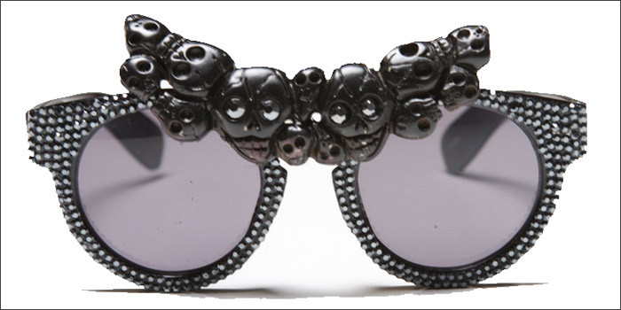 Kính chuồn đính đá quý màu vàng có giá 280 đô la Mỹ Kính mắt màu xám ghi với viền hoa nhựa tinh tế sang trọng có giá 400 đô la Mỹ Kính không số viền đá pha lê đen có giá 280 đô la Mỹ Kính mắt với viền xéo và dây đeo vàng đín lục lặc có giá 300 đô la Mỹ Kính mắt mèo với thiết kế tinh xảo và sang trọng có giá bán 270 đô la Mỹ Chiếc kính này có giá 280 đô la Mỹ Mẫu kính dành cho các ngôi sao với hình vương miện trên gọng được bán với giá 290$ Bạn cần chi 320 usd cho chiếc kính mắt mèo đính ngọc trai sáng loáng này 350 usd là giá cho chiếc kính "trăng sao" ngộ nghĩnh màu đen Những viên pha lê lớn khiến chiếc kính mắt mèo có giá tới 370 usd Kính dành cho các tín đồ thời trang rock-chic với những chiếc đầu lâu độc đáo mang tên Big Cartel có giá 350 usd Chiếc kính tên gọi Bleach có giá 250 usd Mẫu Bootsy_white có giá bán 275 usd Kính Ellington_black được bán với giá 250 usd Kính gọng đính hạt vàng có giá 800 usd Chiếc Lux_black này bạn cần chi 250 usd nếu muốn có nó Một thiết kế hoàn hảo mang têb Phillips_pastel, nó có giá 250 usd Chiếc Rockstar_gold được bán với giá 250 usd