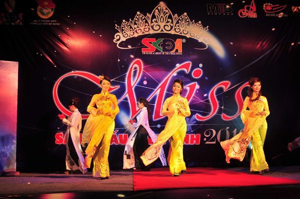 Các thí sinh trong phần trình diễn áo dài