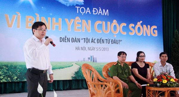 Anh Lê Xuân Sơn đọc thơ tặng những người đang cải tạo tại trại Thanh Xuân 