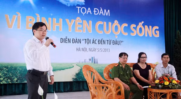 Anh Lê Xuân Sơn đọc thơ tặng những người đang cải tạo tại trại Thanh Xuân 