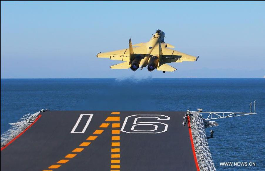 Chiến đấu cơ J-15 rời khỏi tàu sân bay