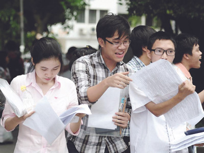 Thí sinh trao đổi bài sau khi thi. Ảnh: Hoàng Anh