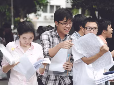 Thí sinh trao đổi bài sau khi thi. Ảnh: Hoàng Anh