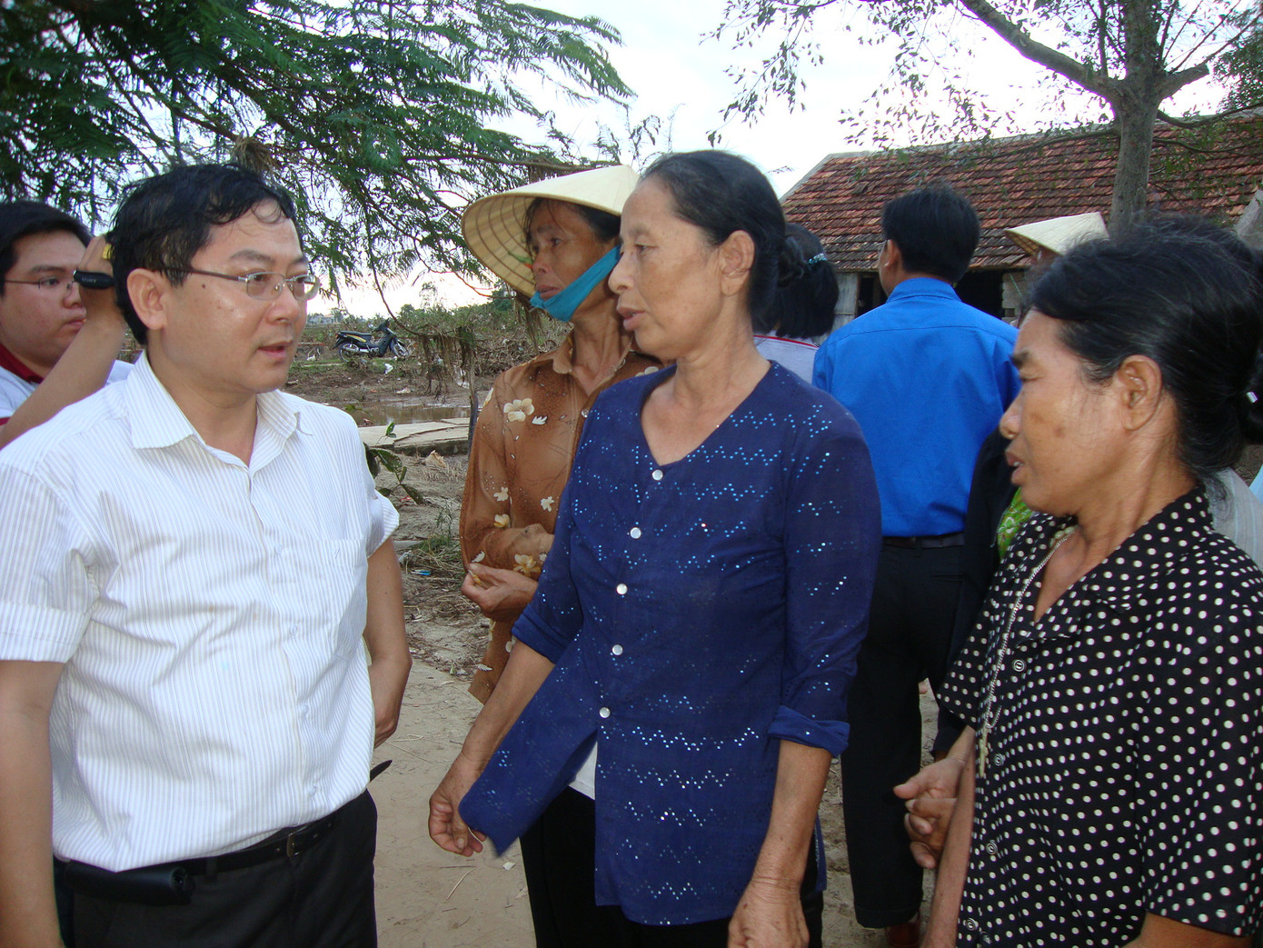 Phó Tổng Biên tập báo Tiền Phong trò chuyện cùng người dân. Ảnh: Hoàng Nam Phó Tổng Biên tập báo Tiền Phong trò chuyện cùng người dân.