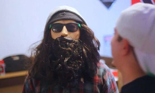 Mike hóa trang rất giống một người vô gia cư 