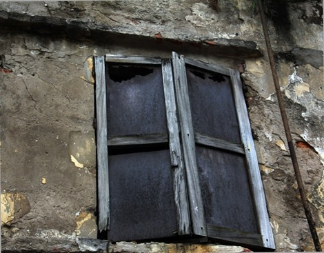 Khu bếp chật chội được người dân cơi nới làm chỗ tắm giặt luôn